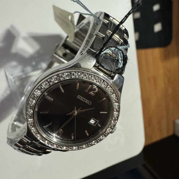 Seiko SUR785 Women's Silver Black Dial Swarovski Crystals Bezel Dress Watch - Picture 6 of 12